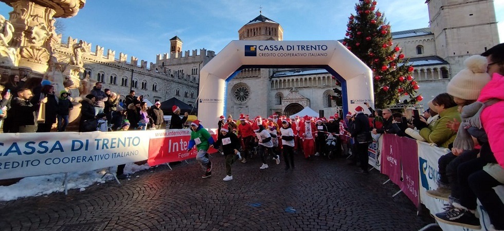 La Trento christmas run'' porta nel centro città oltre 200 Babbi Natale tra divertimento e solidarietà